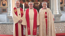 Nyvigslet prest Anne Talsnes Flatmo (i midten) sammen med prost Øystein Flø og biskop Herborg Finnset.