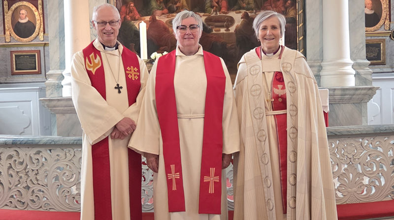 Nyvigslet prest Anne Talsnes Flatmo (i midten) sammen med prost Øystein Flø og biskop Herborg Finnset.