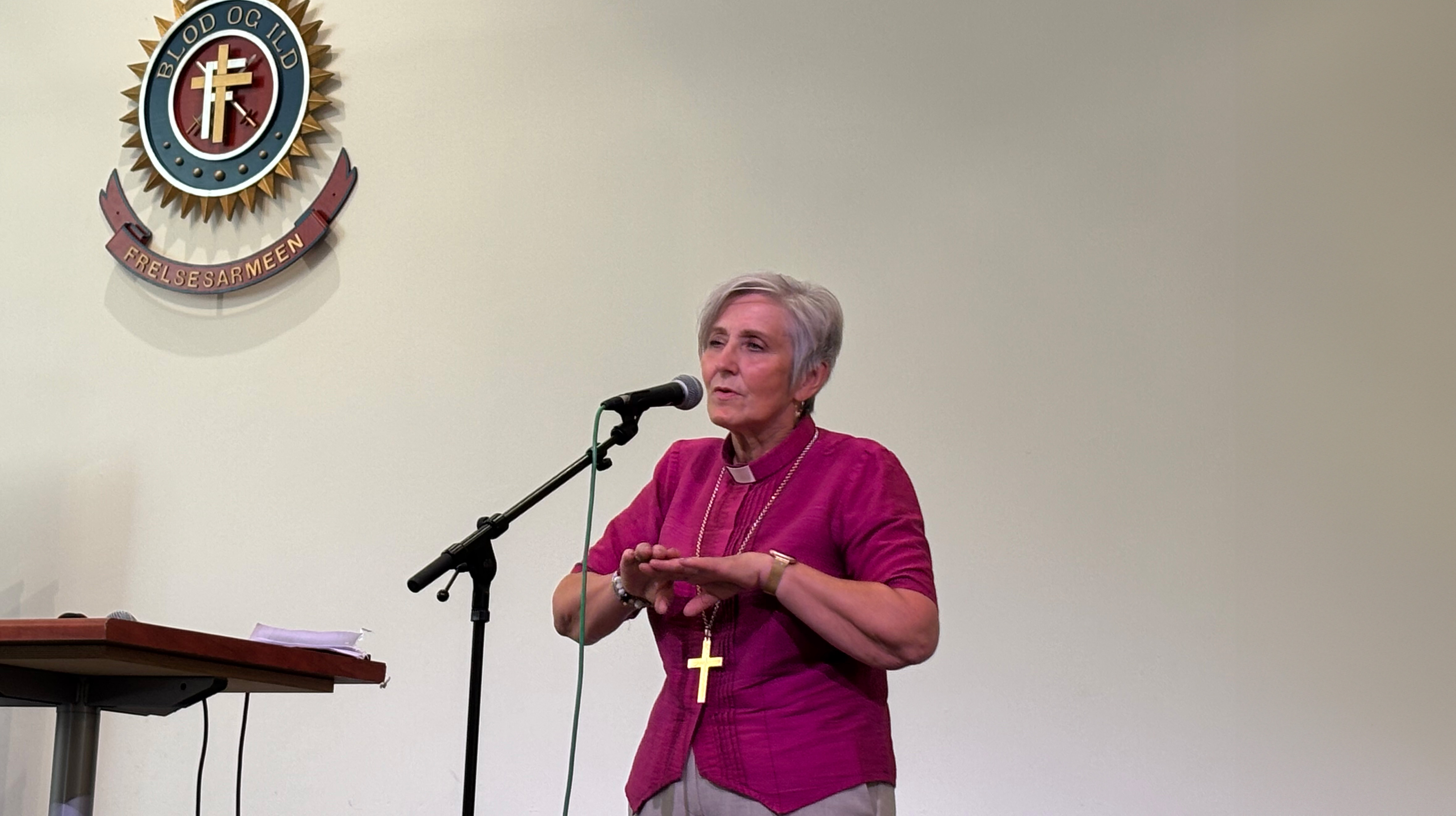 Biskop Herborg Finnset fortalte om sine erfaringer fra scenen i Frelsesarm&#233;en i Arendal. Foto: Kristin Moen Saxegaard