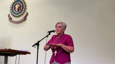 Biskop Herborg Finnset fortalte om sine erfaringer fra scenen i Frelsesarméen i Arendal. Foto: Kristin Moen Saxegaard