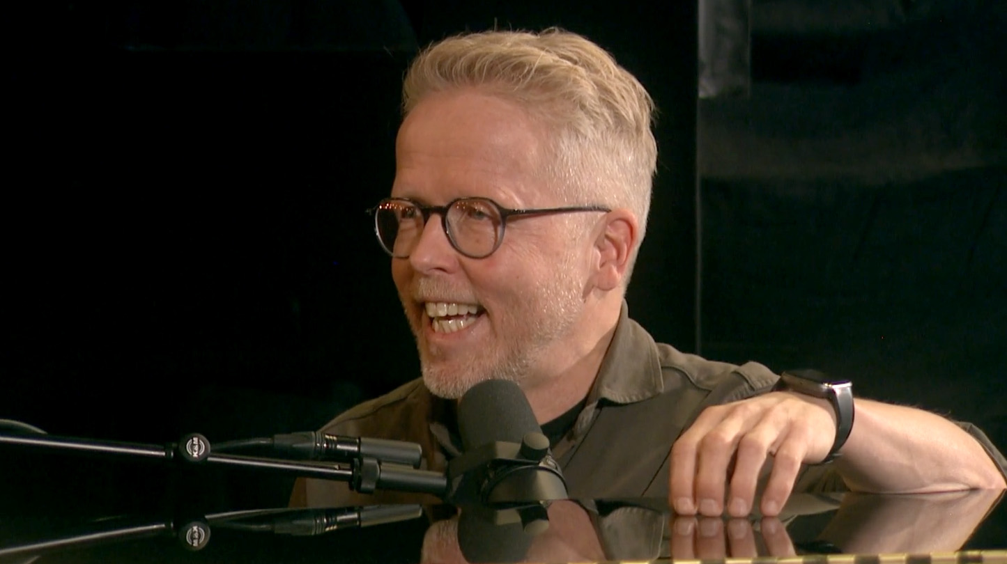 Åsmund Flaten ved flygelet på Trøndelag teater