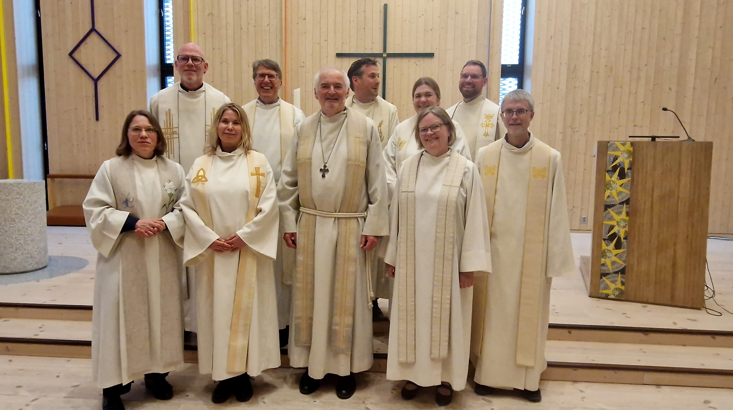 Avtoppende prost Jon Henrik Gulbrandsen sammen med prestekolleger fra Stjørdal prosti. Bak fra venstre: Per Anton Leite, Arne Magnus Smørvik, Arne Christian Rokseth, Kristine Setran og Jørgen Setran. Foran fra venstre: Torhild Fikseaunet, Hilde Mentzoni Andersen, Jon Henrik Gulbrandsen, Birte Gresseth og Jan Olav Veium. (Foto: Herborg Finnset)