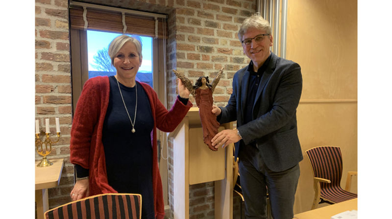 Biskop Herborg overrakte gave fra bispekolleger, en skulptur av Ingun Dahlin (foto: Olav D. Svanholm)