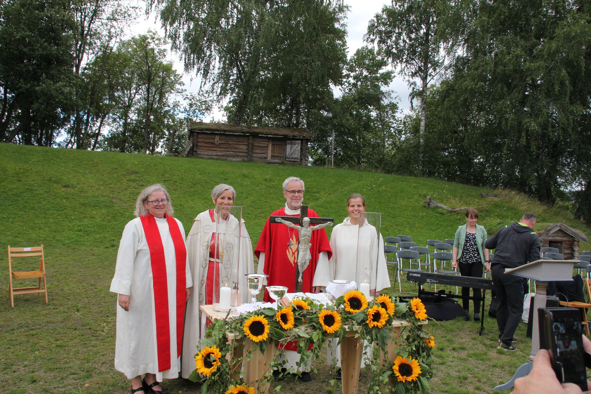 Fra venstre: Christine Waanders, biskop Herborg Finnset, prost Gustav Danielsen, student Maren Græsli. Foto: Stiklestad menighet