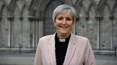 Herborg Finnset foran Nidarosdomen. 10. september vigsles hun her til tjenesten som biskop i Nidaros. (Foto: Magne Vik Bjørkøy)