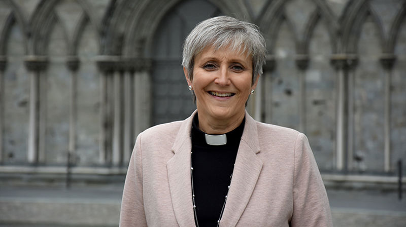 Herborg Finnset foran Nidarosdomen. 10.september vigsles hun her til tjenesten som biskop i Nidaros. (Foto: Magne Vik Bjørkøy)