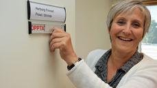 Dørskiltet til prostekontoret på Strinda må byttes ut. Herborg er snart på vei til bispegjerningen i Nidaros. (Foto: Magne Vik Bjørkøy)