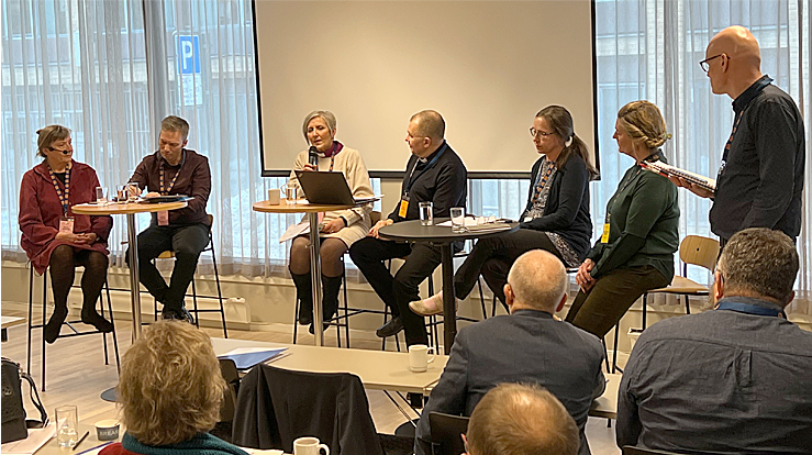 Biskop Herborg i panelsamtale om det livssynsåpne samfunn. Foto: Olav D. Svanholm