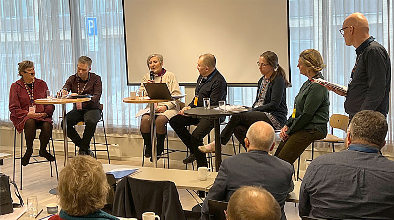 Biskop Herborg i panelsamtale om det livssynsåpne samfunn. Foto: Olav D. Svanholm