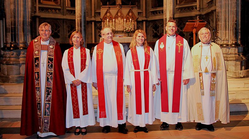 Fra ventre: Biskop Tor Singsaas, Marianne Bryhn Steinnes, John Gunnar Krogstad, Linda Taraldsen Aune, Gunnar Einar Steingrimsson og Kristián Valur Ingólfsson. Foto Arne Opdal