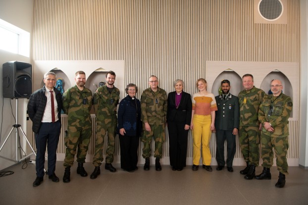 Biskop Herborg på Ørland flystasjon sammen med stasjonsprest og feltimam. Foto: Jan Terje Hellemsbakken /Forsvaret
