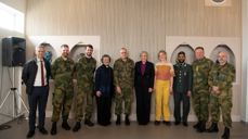 Biskop Herborg på Ørland flystasjon sammen med stasjonsprest og feltimam. Foto: Jan Terje Hellemsbakken /Forsvaret