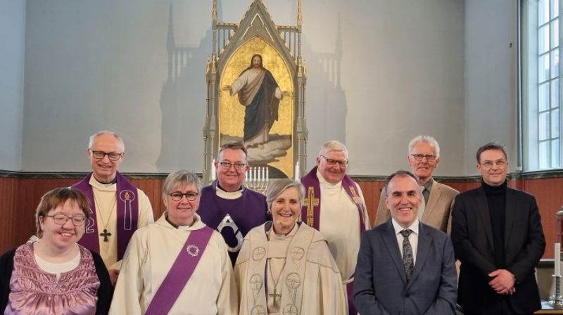 f.v : medliturg Hilde Thorsø, prost Øystein Flø, diakon/MRleder Anne Talsnes Flatmo, spr Ole Dahle, biskop Herborg Finnset, prostiprest Hans-Ole Sveia, kirketjener Magnar Kosberg , klokker Jens Malum, kantor Magnus Kløften.
