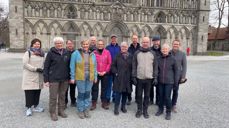 Det svenske bispemøtet samlet utenfor Nidarosdomen under besøket i Trondheim i helgen. I tillegg er domprost i Nidaros Ragnhild Jepsen og biskop i Nidaros Herborg Finnset på bildet.