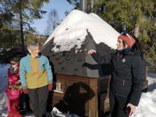 Biskop Herborg med leder i Hauka villmarksbarnehage, Eli Heggvoll.