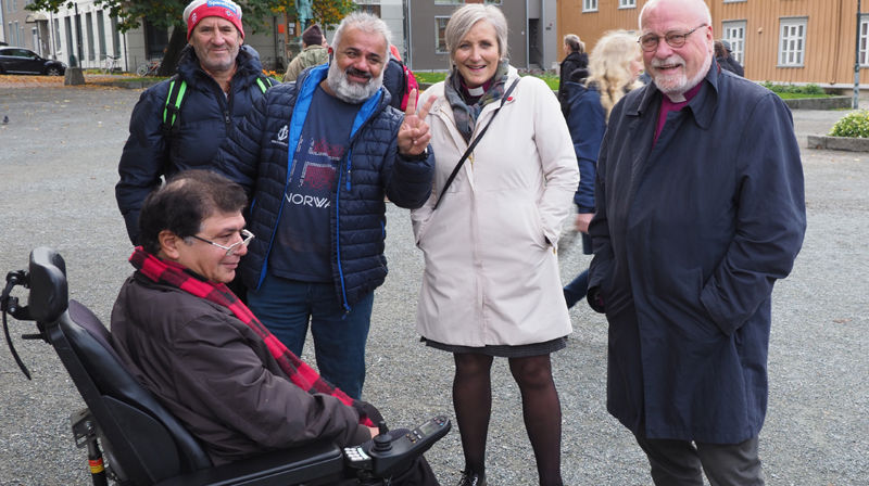 Mange ville ta en prat med biskopene før hverdagsmessen. Til høyre i bildet biskop Herborg Finnset (Nidaros) og biskop Atle Sommerfeldt (Borg). (Foto: Olav Dahle Svanholm).