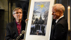 - En særdeles verdig prisvinner, sa biskop Tor Singsaas da han delte ut den første «Biskop Arne Fjellbus kirke- og samfunnspris» til Jan Egeland. (Alle foto: Magne Vik Bjørkøy)