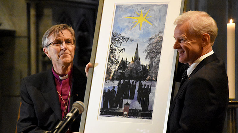 - En særdeles verdig prisvinner, sa biskop Tor Singsaas da han delte ut den første «Biskop Arne Fjellbus kirke- og samfunnspris» til Jan Egeland. (Alle foto: Magne Vik Bjørkøy)