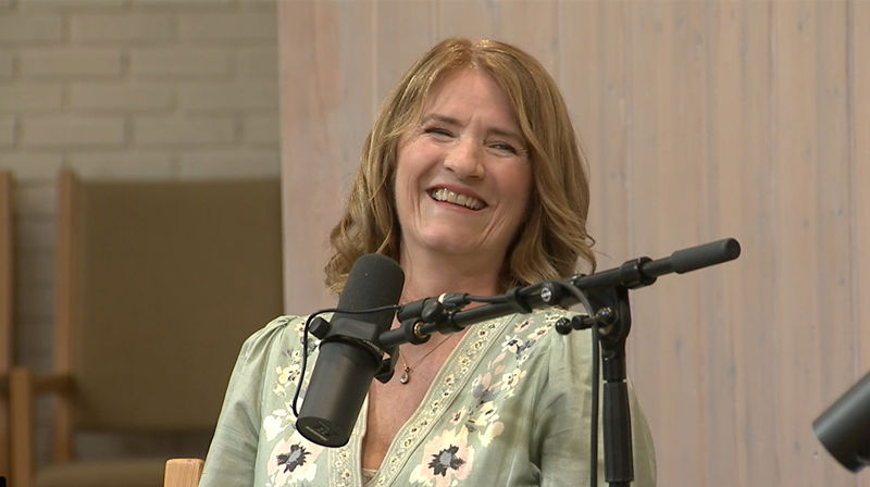 Grete Storbæk Eriksen forteller sin historie i «På trua laus» LIVE fra Byåsen kirke. På scenen har hun med seg Gospel Explosion (Foto: Magne Vik Ravndal)