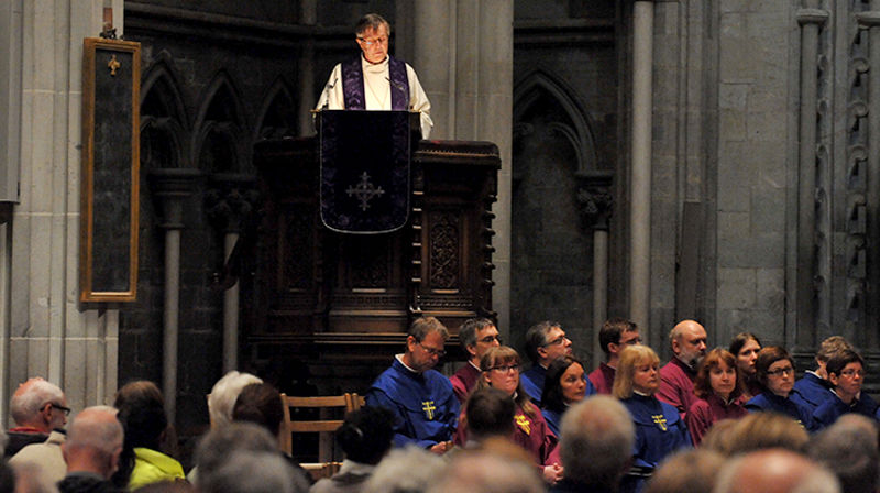 Ett år etter tragedien på Utøya, 22. juli 2012, talte biskop Tor Singsaas til en fullsatt Nidarosdomen. (Foto: Ned Alley, Scanpix)