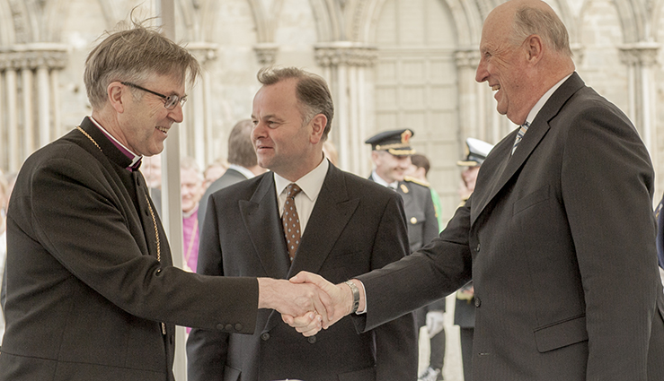 200 &#229;r etter at Norge fikk sin grunnlov, kunne biskop Tor Singsaas &#248;nske H.M Kong Harald og stortingspresident Olemic Thomessen velkommen til jubileumsmarkering i Nidarosdomen i 2014. (Foto: Ned Alley, Scanpix)