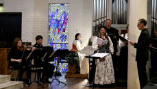 Under folkemusikkgudstjenesten i Steinkjer kirke kunne en både nyte Weidemanns kunst og høre folkemusikk i ord og toner. Fra venstre: Edit Johansen, Svein Kåre Haugen, kantor Kristin Eek og deler av koret som var med. Helt til høyre: Kantor og dirigent Rudof de Beer. (Alle foto: Arne Opdal)