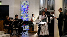 Under folkemusikkgudstjenesten i Steinkjer kirke kunne en både nyte Weidemanns kunst og høre folkemusikk i ord og toner. Fra venstre: Edit Johansen, Svein Kåre Haugen, kantor Kristin Eek og deler av koret som var med. Helt til høyre: Kantor og dirigent Rudof de Beer. (Alle foto: Arne Opdal)