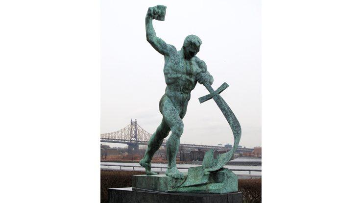 En bronseskulptur (Let Us Beat Swords Into Ploughshares) av den sovjetiske kunstneren Evgeny Vuchetich.  Ble gitt i gave av Sovjetunionen i 1959 til FN`s hovedkvarter i New York.