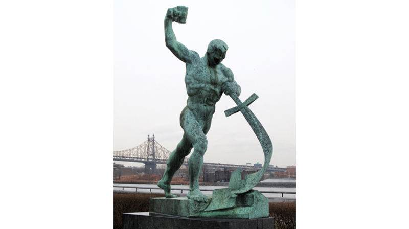 En bronseskulptur (Let Us Beat Swords Into Ploughshares) av den sovjetiske kunstneren Evgeny Vuchetich.  Ble gitt i gave av Sovjetunionen i 1959 til FN`s hovedkvarter i New York.