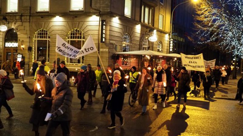 Et langt fakkeltog preget Trondheim sentrum denne lørdag ettermiddagen, for å markere støtte til forfulgte troende verden over. (Alle foto: Olav Dahle Svanholm)