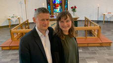 Møyfrid og Arild Fehn foran alteret i Hoeggen kirke. (Foto: Olav D. Svanholm)