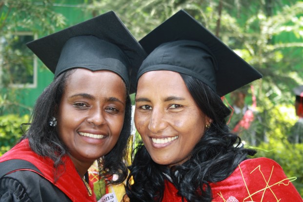 Elisabeth fra Boji (til høyre) er master i teologi. Her sammen med Worknesh fra Begi. (Foto: Klaus-Christian Küspert, NMS)