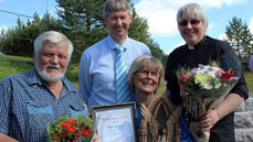 Fra utdelingen av Nidarosen i 2015. Fra venstre: Søren Skagemo, leder Nærøy menighetsråd, Bertil Jönsson fra juryen, prisvinner Vigdis Kutschera og sokneprest i Kolvereid Brit Karin Theimann.(Foto: Iren Sæter Flasnes)