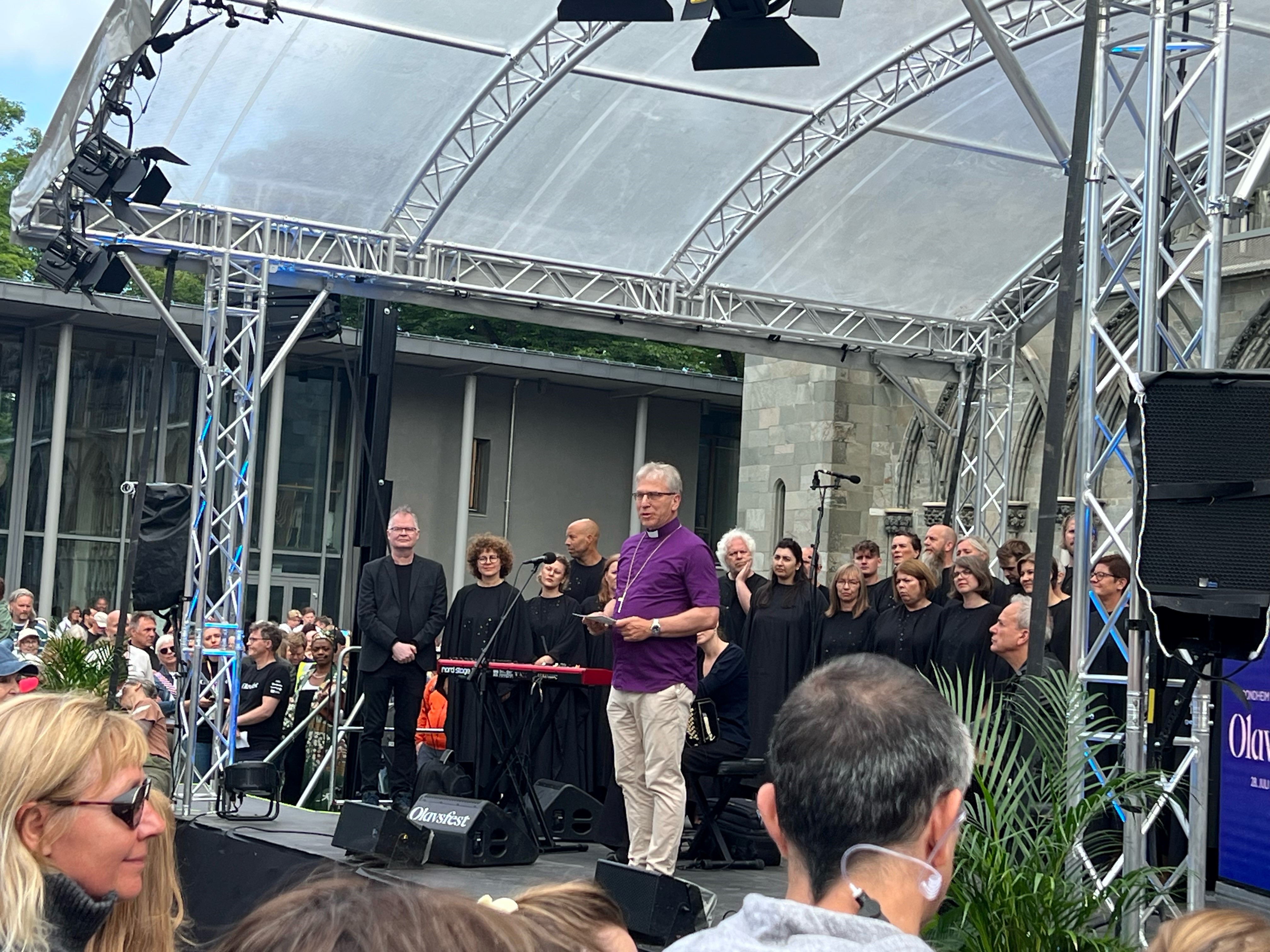 Preses i Den norske kyrkja, Olav Fykse Tveit, talar under opninga av Olavsfest 2023.
