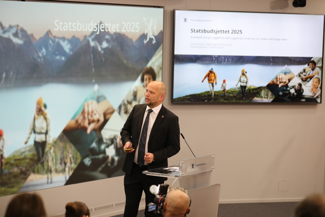 Mandag 7. oktober presenterte finansminister Trygve Slagsvold Vedum (Sp) regjeringens forslag for statsbudsjett 2025, for fremmøtte fra pressen.  Foto: Celine Lyse Augdal/Finansdepartementet