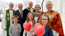 Glade jubilanter foran den 850 år gamle Alstadhaug kirke. Bak fra venstre: Prost Gustav Danielsen, menighetsrådsleder Magne Nydal, ordfører Robert Svarva, biskop Herborg Finnset og sokneprest Eirik Bakken. Foran fra venstre: Henrik Dalen, Helen Sporild og Anea Hansen Dypdahl. (Foto: Erlend Aune, Innherred)