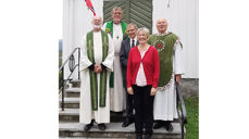 Mange ville takke sokneprest Gustav Schmidt (fra høyre) og menighetspedagog Eirunn Johansen i Hemne kirke, blant annet sokneprest i Snillfjord Jon Nilsen (fra venstre), prost Dagfinn Thomassen og organist Jostein Selnes.