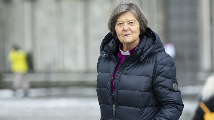 Nåden og tjenesten har vært preses Helga sine to viktigste styringsredskap. Her foran Nidarosdomen som har vært hennes «hjemmebane» som preses i Den norske kirke. (Foto: Magne Vik Bjørkøy)