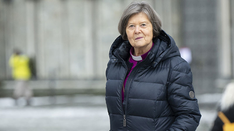Nåden og tjenesten har vært preses Helga sine to viktigste styringsredskap. Her foran Nidarosdomen som har vært hennes «hjemmebane» som preses i Den norske kirke. (Foto: Magne Vik Bjørkøy)