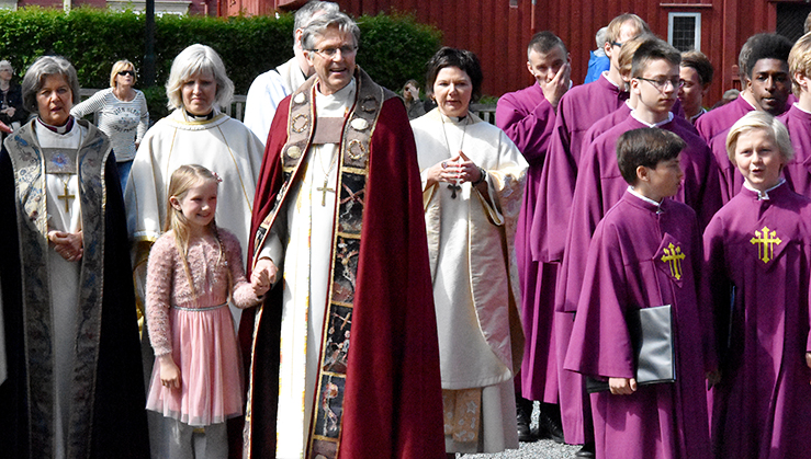 Biskop Tor Singsaas sammen med noen av de medvirkende under avskjedsgudstjenesten i Nidarosdomen. Fra venstre: Preses Helga Haugland Byfuglien, sokneprest Bodil Slørdal, tekstleser Kristine Sølvberg Hagen, biskop Tor, domprost Ragnhild Jepsen og deler av Nidarosdomens guttekor. (Alle foto: Magne Vik Bjørkøy)