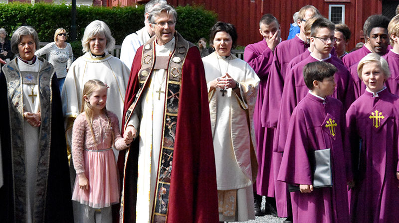 Biskop Tor Singsaas sammen med noen av de medvirkende under avskjedsgudstjenesten i Nidarosdomen. Fra venstre: Preses Helga Haugland Byfuglien, sokneprest Bodil Slørdal, tekstleser Kristine Sølvberg Hagen, biskop Tor, domprost Ragnhild Jepsen og deler av Nidarosdomens guttekor. (Alle foto: Magne Vik Bjørkøy)