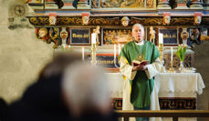 Avtroppende prost i Stjørdal prosti, Dagfinn Slungård, føler seg hjemme i Værnes kirke. Her ble han døpt for 65 år siden, og her avsluttet han som prost. Nå fortsetter prestelivet som prostiprest. (Alle foto: Trygve Thorsen)