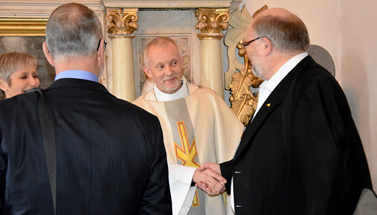 Musikk-kameratene Villy Kvernmo (t.v med ryggen til) og Bj&#248;rn Arild Aksnes takket Nils &#197;ge Aune etter avskjedsgudstjenesten i Stiklestad kirke. Helt til venstre: Biskop Herborg Finnset (Alle foto: Magne Vik Bj&#248;rk&#248;y)