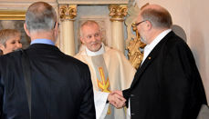 Musikk-kameratene Villy Kvernmo (t.v med ryggen til) og Bjørn Arild Aksnes takket Nils Åge Aune etter avskjedsgudstjenesten i Stiklestad kirke. Helt til venstre: Biskop Herborg Finnset (Alle foto: Magne Vik Bjørkøy)