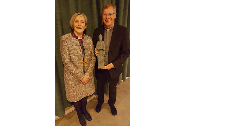 Biskop Herborg Finset overrakte en skulptur av erkebiskop Eystein til avtroppende Namdals-prost Roald Iversen. (Foto: Dagfinn Thomassen)