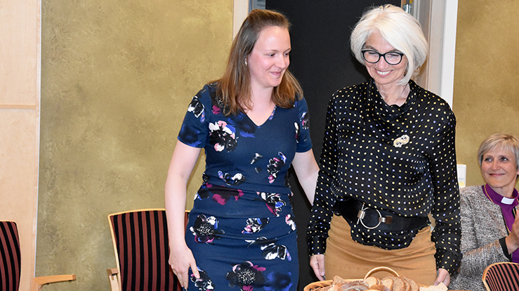 Leder i Nidaros bispedømmeråd, Agnes Sofie Gjeset (t.v), takket stiftsdirektør Gunn Karlsaune for samarbeidet. (Alle foto: Magne Vik Bjørkøy)