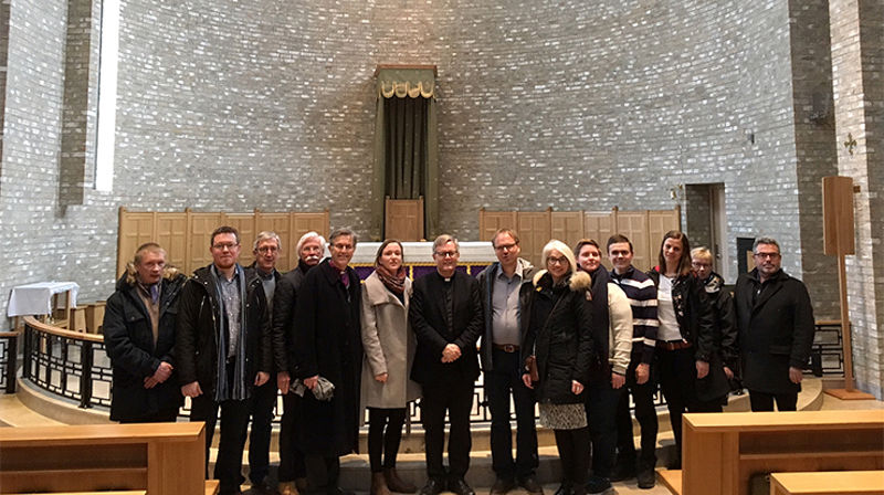Nidaros bispedømmeråd sammen med noen av bispedømmekontorets ansatte besøkte byens nye katolske domkirke. Fra venstre: Nils Tonny Bransfjell, Harald Hauge, Per Winsnes, Jon Høsøien, biskop Tor Singsaas, Agnes Sofie Gjeset (bispedømmerådets leder), sokneprest Egil Mogstad, Gunnar Winther, Gunn Karlsaune, Alex Ramstad Døsvik, Jon Roar Bruholt, Aud Kristin Saltvik Aasen, Aud Keysan Rosvoldsve og Inge Torset. (Alle foto: Olav Dahle Svanholm)