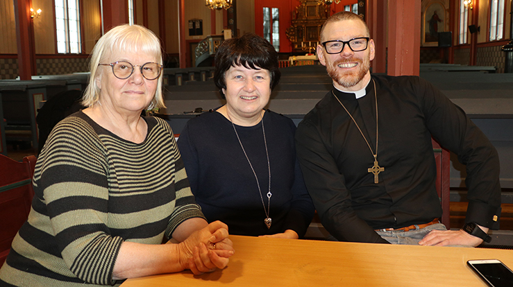 Klare for kirkejubileum i Beitstad: Aud Eli Kristoffersen (t.v) er ansvarlig for jubileumsboka, Mari Sandstad er leder for menighetsrådet og Gunnar Einar Steingrimsson er dagens sogneprest. (Foto: Arne Opdal)