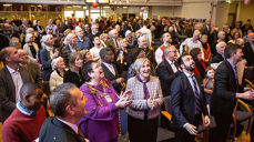 Jubel og konfetti da pinsemenigheten Betel i Trondheim feiret 100 år. På første rekke, fra venstre: pastor i Betel Frank Erlandsen (i mørk dress), Ap-politiker Leon Bafondoko, ordfører Rita Ottervik, biskop Herborg Finnset, pinsebevegelsens leder Øystein Gjerme og pastor i Salem menighet Jann Even Andresen. Foto: Asbjørn Mortensen)