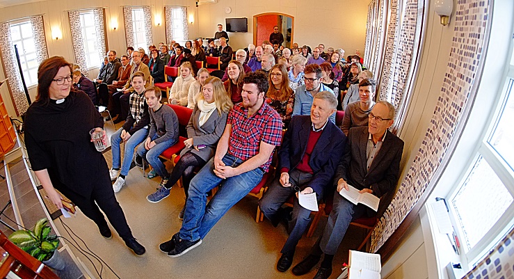 Baptistkirken i Steinkjer var fullsatt under den økumeniske gudstjenesten søndag 28. januar. Baptist-pastor Grethe Norøm Spolèn ledet an. (Alle foto: Arne Opdal)